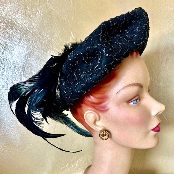 REFINED 1940S' BLACK FELT BERET + UNDULATING CORD TRIM + BLACK ROOSTER FEATHERS